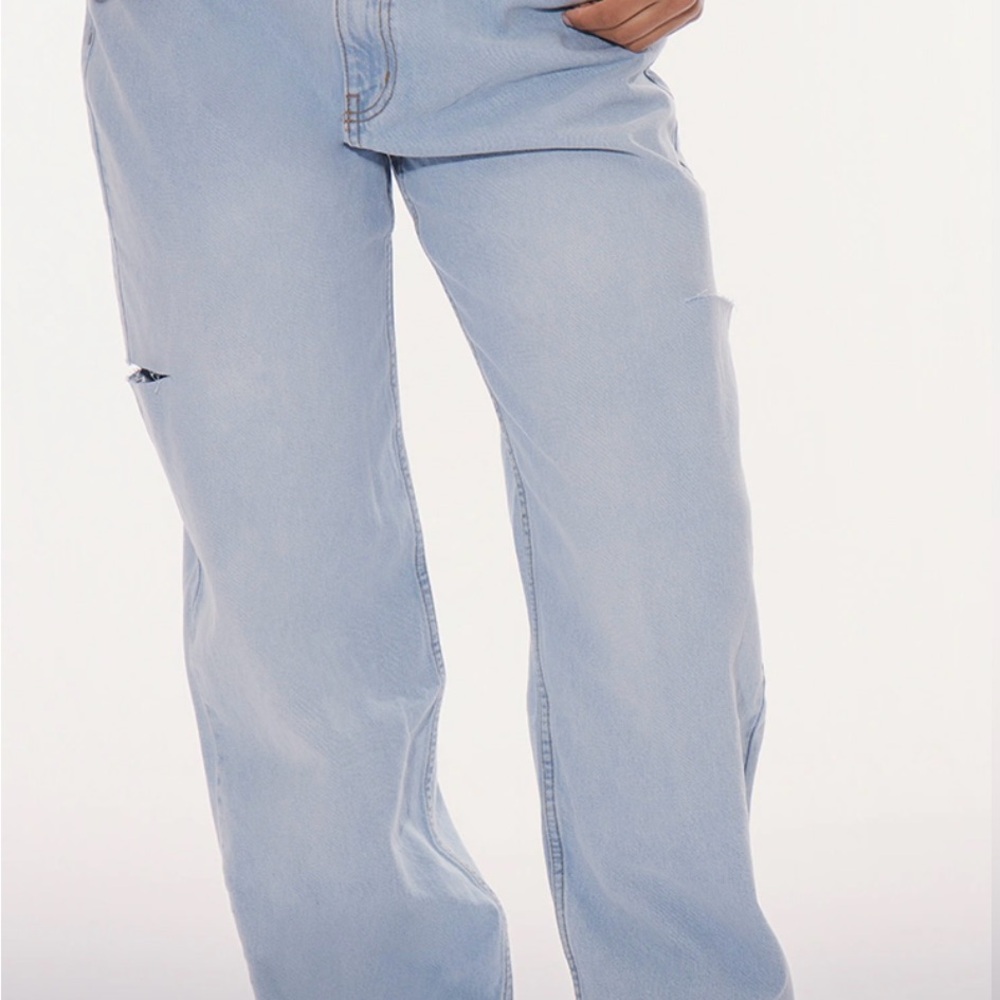 PRETTYLITTLETHING LIGHT BLUE WASH THIGH SPLIT BOYFRIEND JEANS